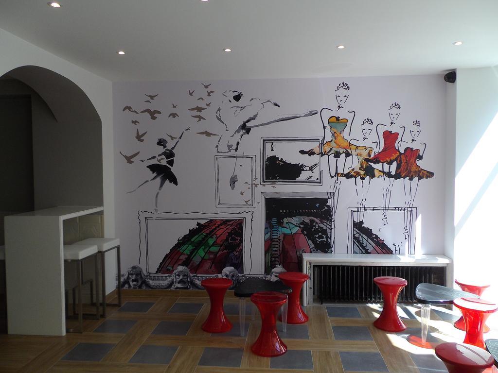 Perfect Hotel&Hostel Parijs Buitenkant foto The interior of the café