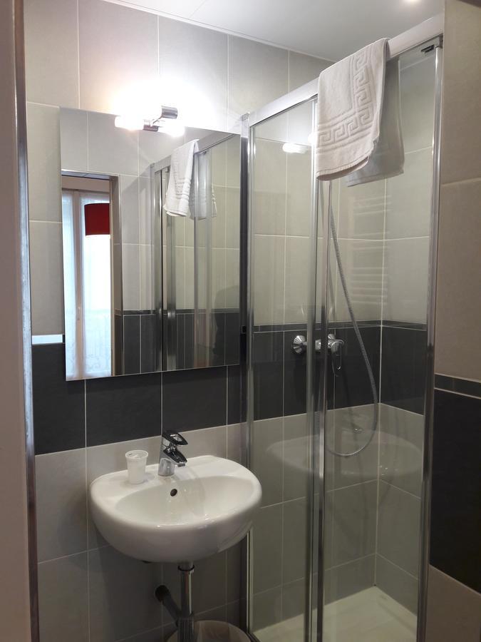 Perfect Hotel&Hostel Parijs Buitenkant foto A shower cubicle