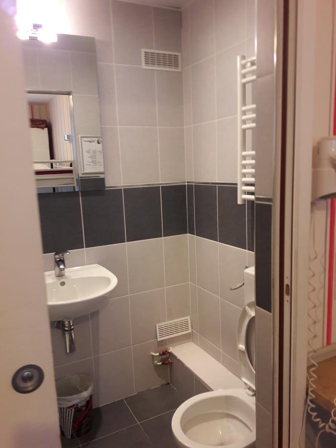 Perfect Hotel&Hostel Parijs Buitenkant foto A shower cubicle