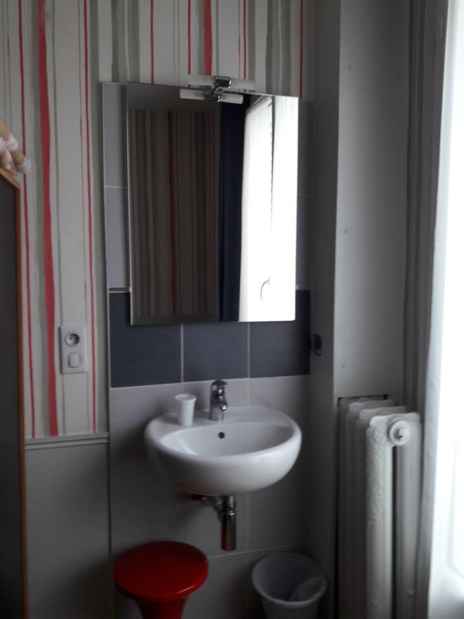 Perfect Hotel&Hostel Parijs Kamer foto A typical washbasin