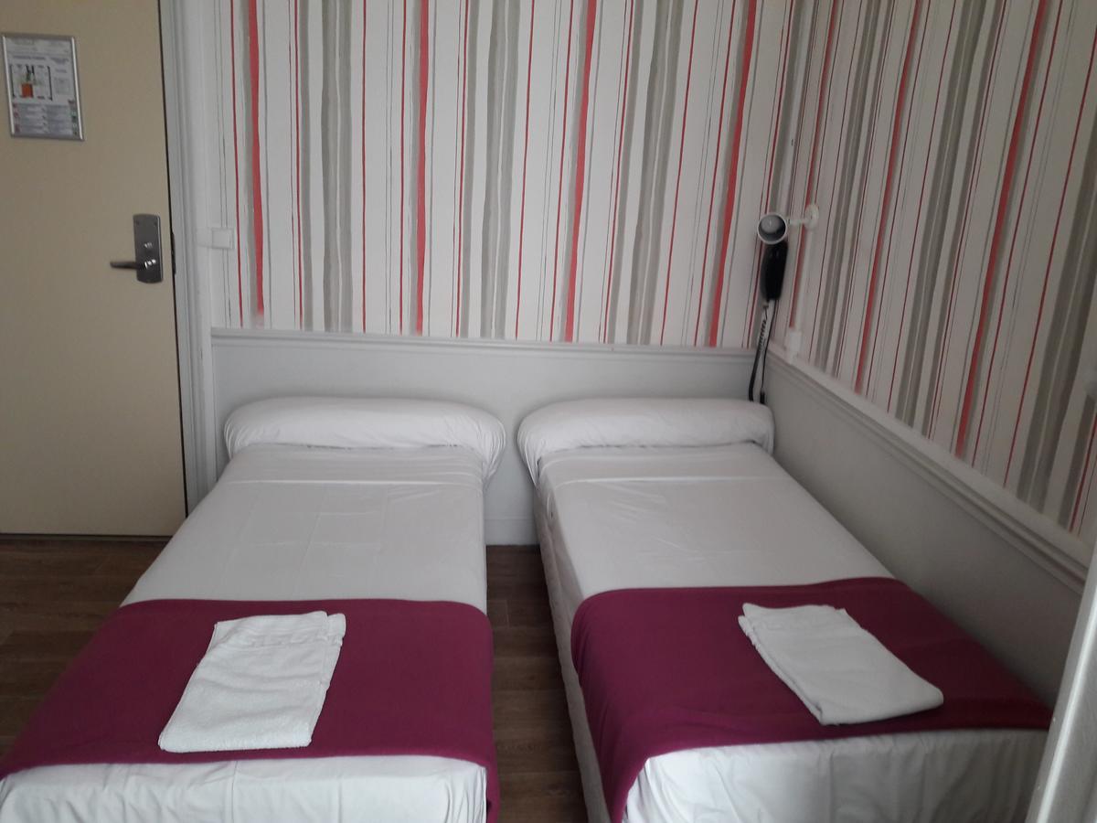 Perfect Hotel&Hostel Parijs Buitenkant foto A typical room at the hotel