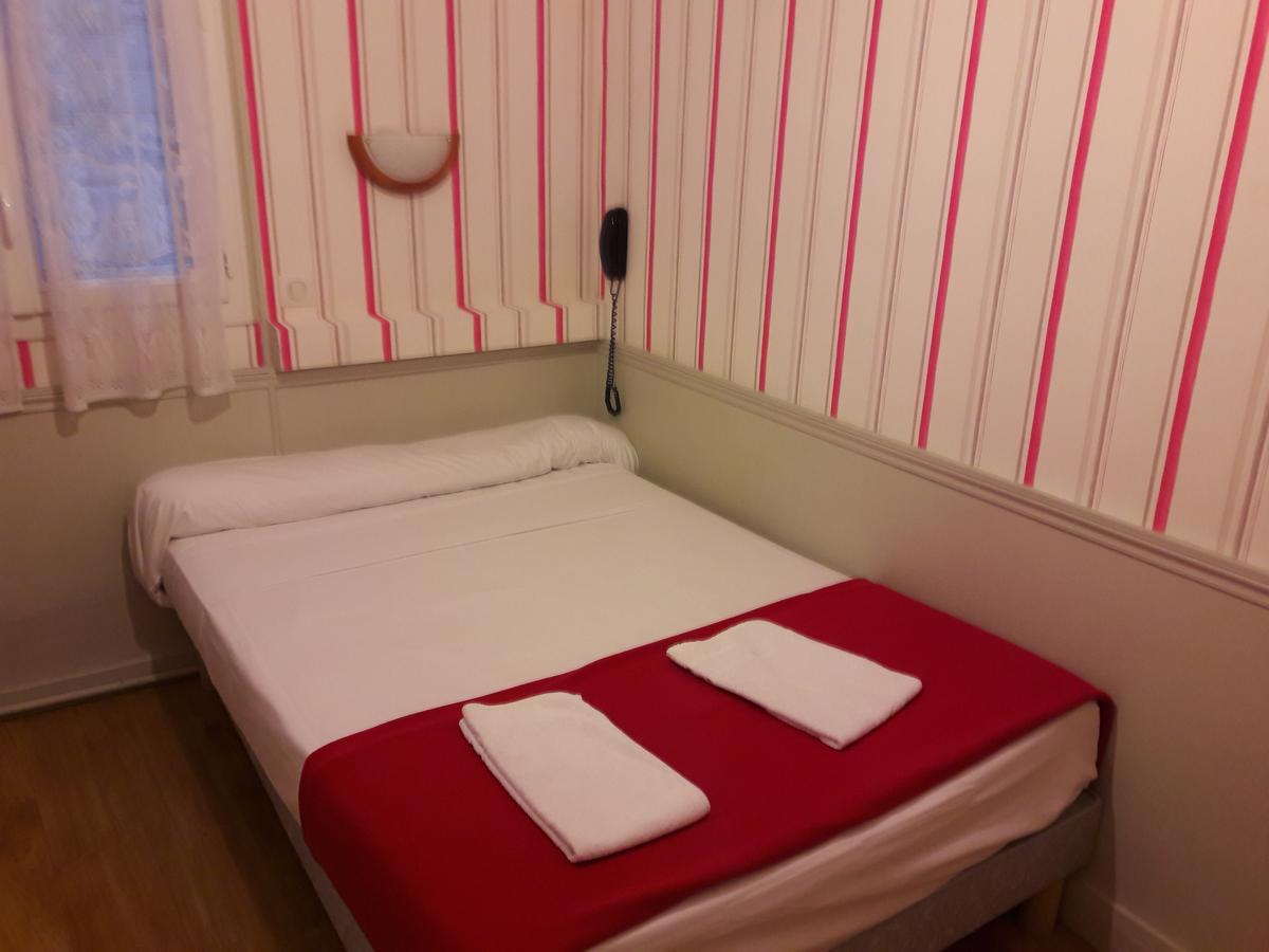 Perfect Hotel&Hostel Parijs Kamer foto A room at the hotel
