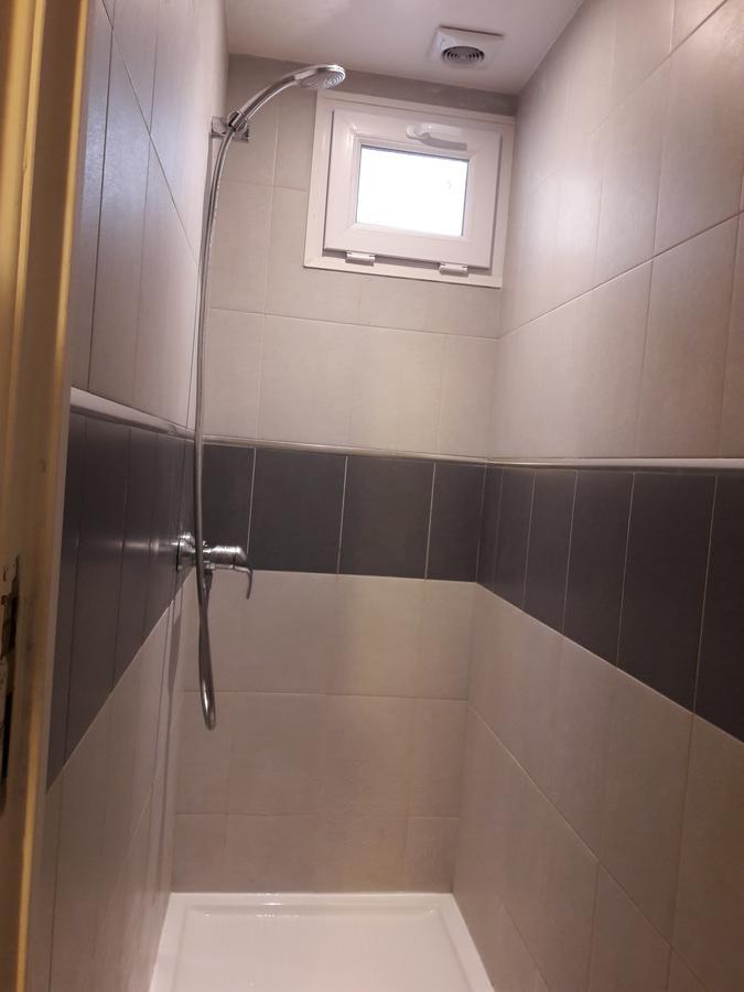 Perfect Hotel&Hostel Parijs Kamer foto Bathroom with a shower bath