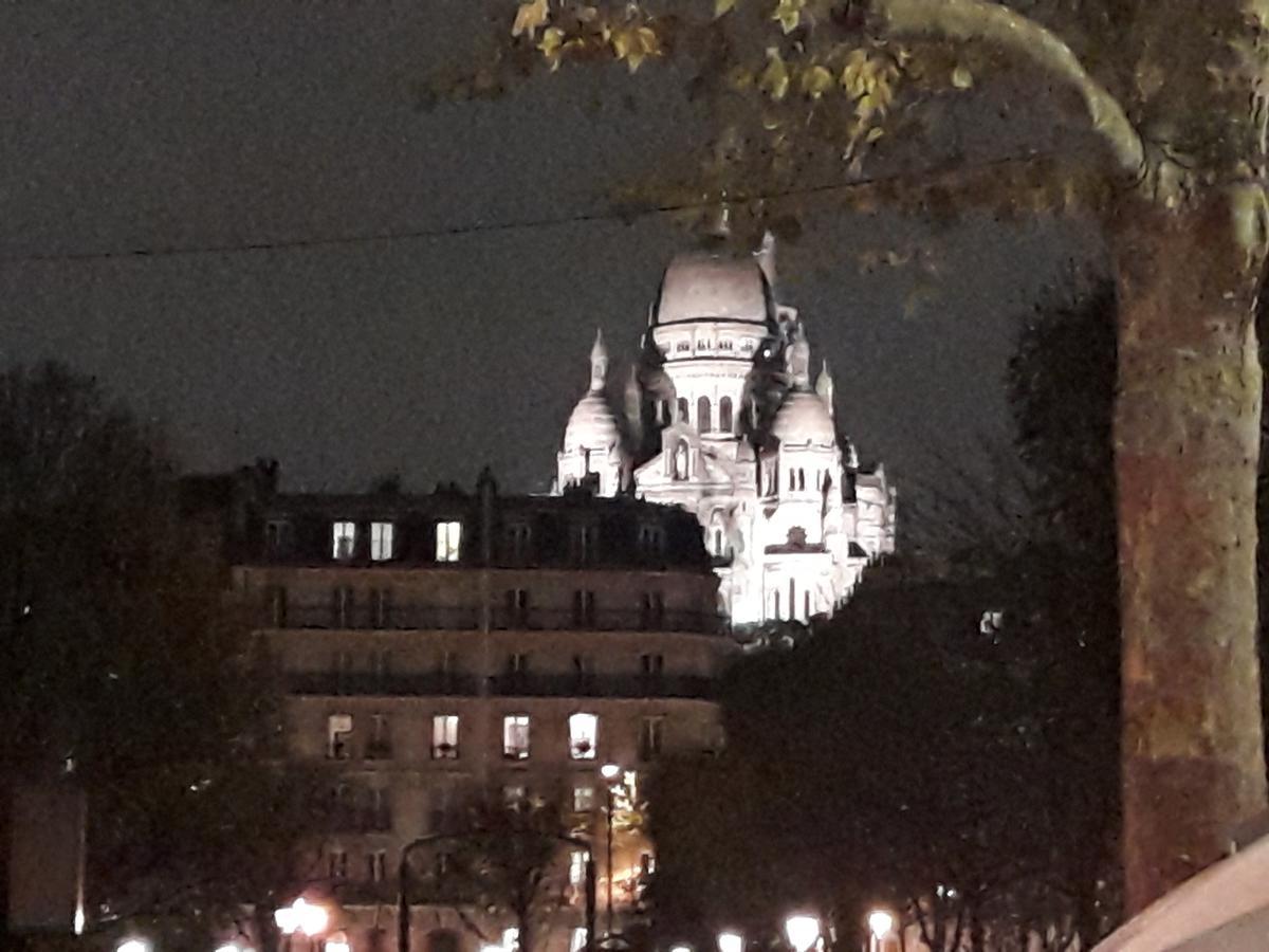 Perfect Hotel&Hostel Parijs Buitenkant foto The Sacré-Cœur at night
