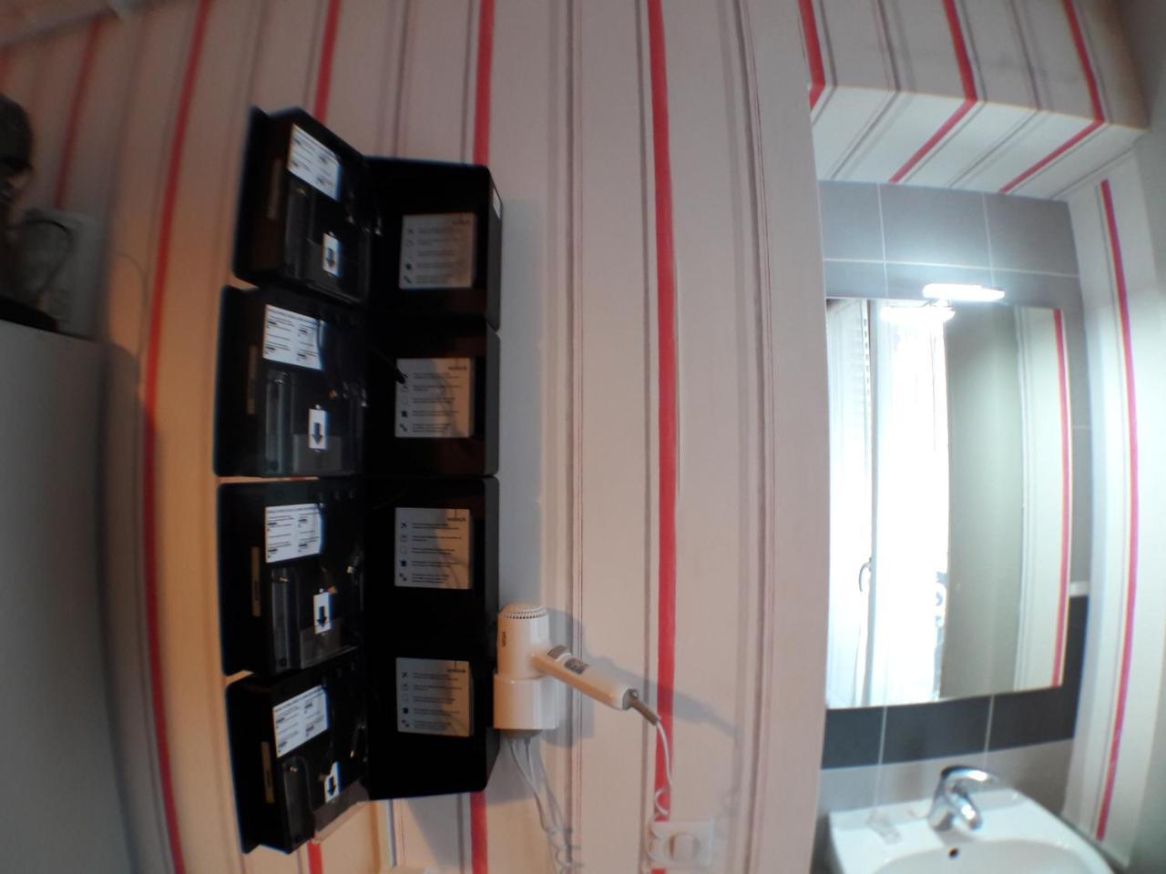 Perfect Hotel&Hostel Parijs Buitenkant foto A bathroom in a hotel