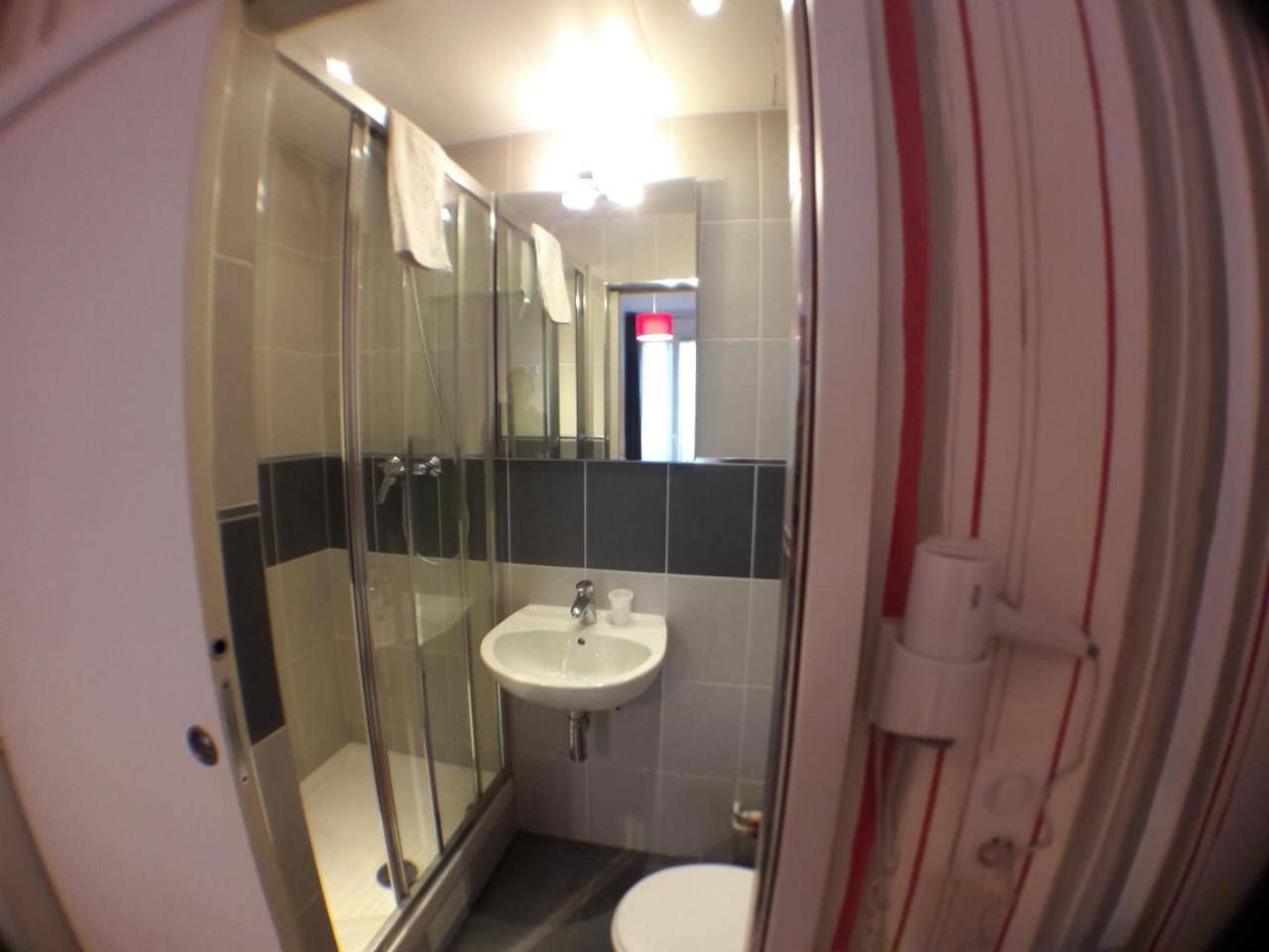 Perfect Hotel&Hostel Parijs Buitenkant foto A typical bathroom in a Premier Inn