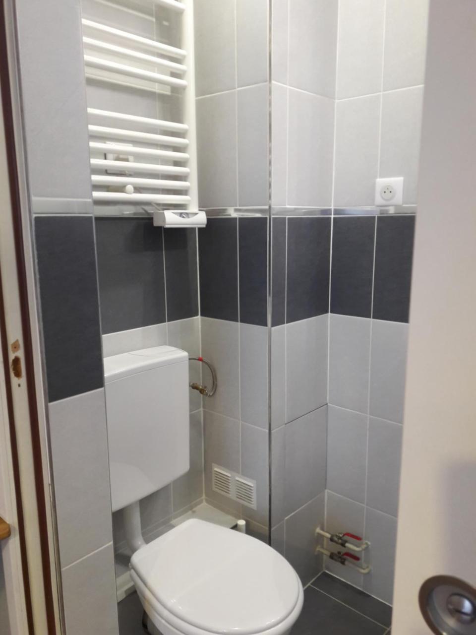 Perfect Hotel&Hostel Parijs Buitenkant foto Bathroom in a typical apartment