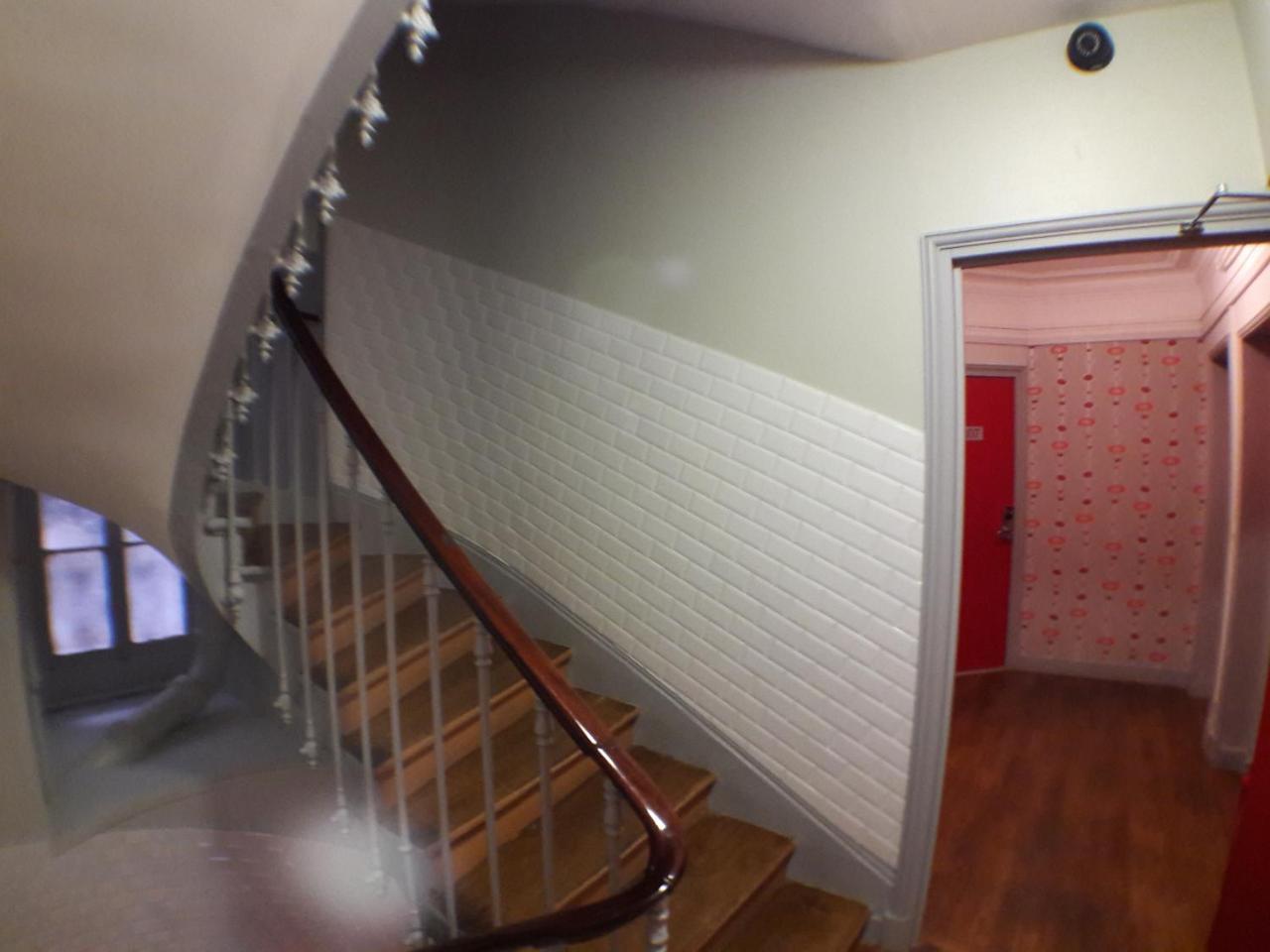 Perfect Hotel&Hostel Parijs Buitenkant foto A staircase in a house