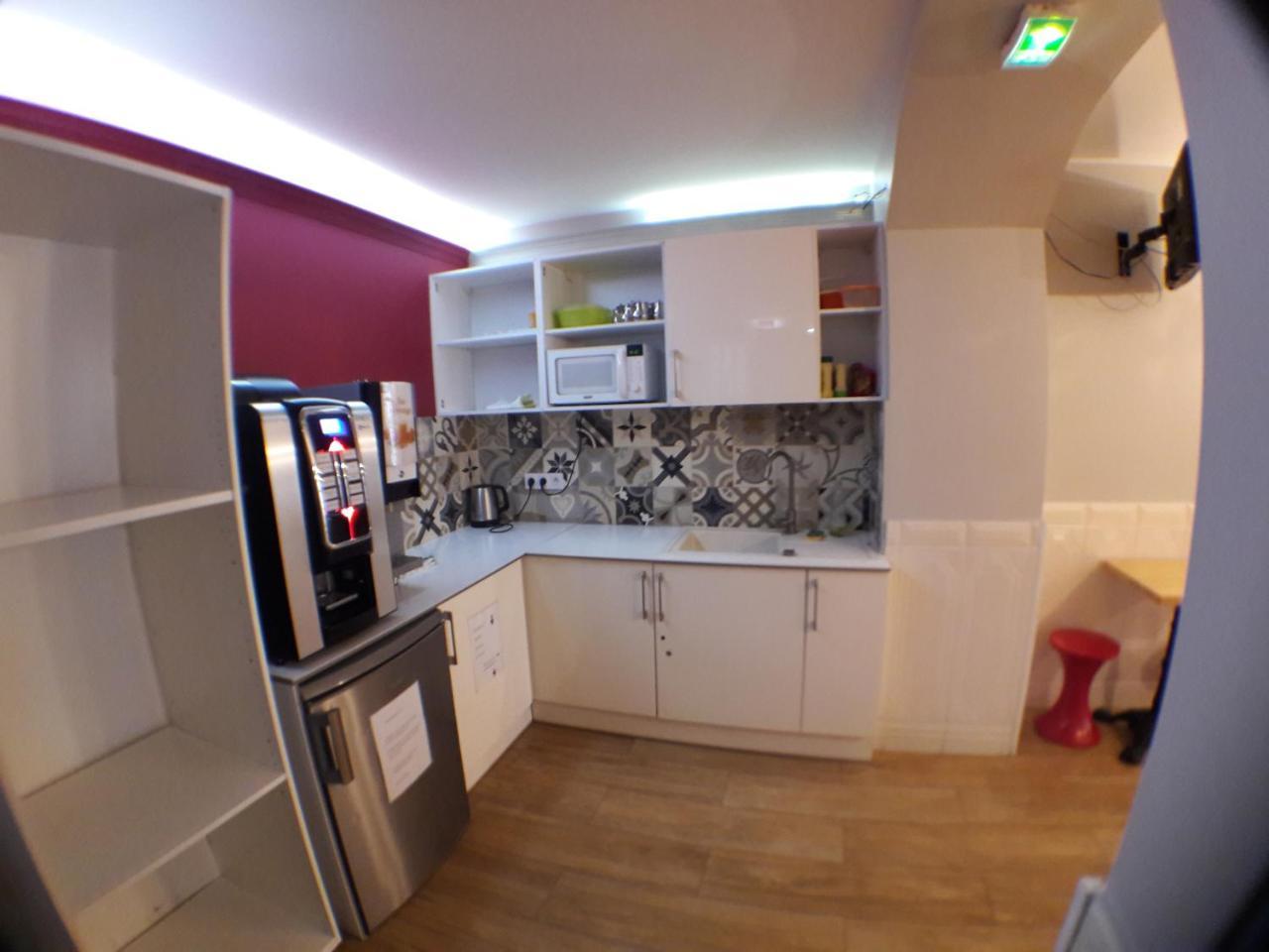 Perfect Hotel&Hostel Parijs Buitenkant foto A typical kitchen in a student residence hall
